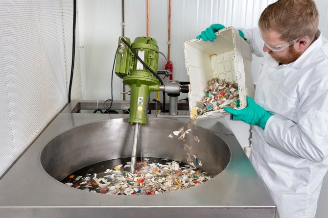 Cleaning plastic flakes in recycling lab Wageningen