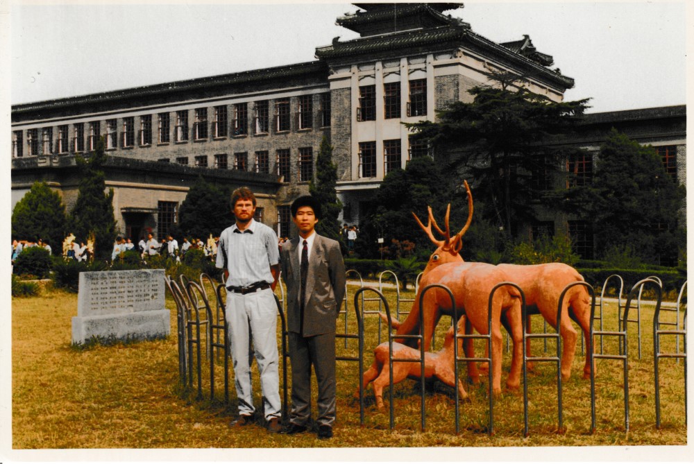 Nico Heerink en Futian Qu voor Nanjing Agricultural University in 1995. Foto: Nico Heerink