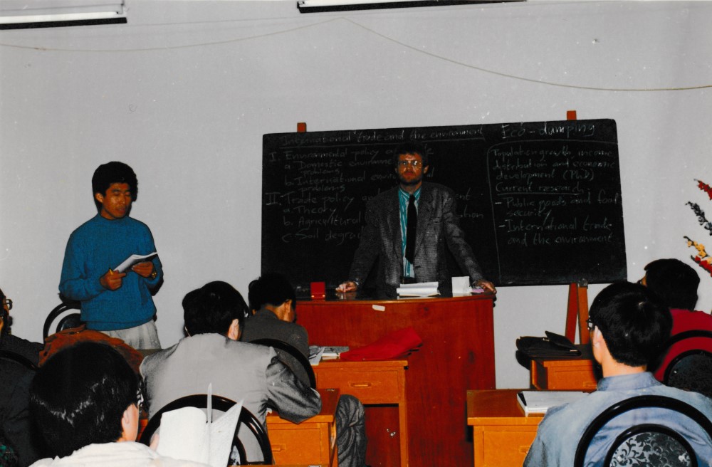 Het eerste college dat Nico Heerink gaf in Nanjing in 1995, links Futian Qu. Foto: Nico Heerink.