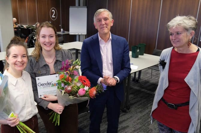 Photo: Guy Ackermans, from left to right: Lieke van der Zouwen, Jara Bakx, rector magnificus Arthur Mol and Gender-SMART project leader Margreet van der Burg