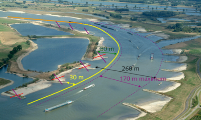 Figuur 1. Locatie van de oefendam (geel) en inlaatstuw (oranje) in de binnenbocht van de rivier. 