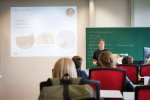 Leerlingen onderzoeken algen tijdens het Junior Science Lab.