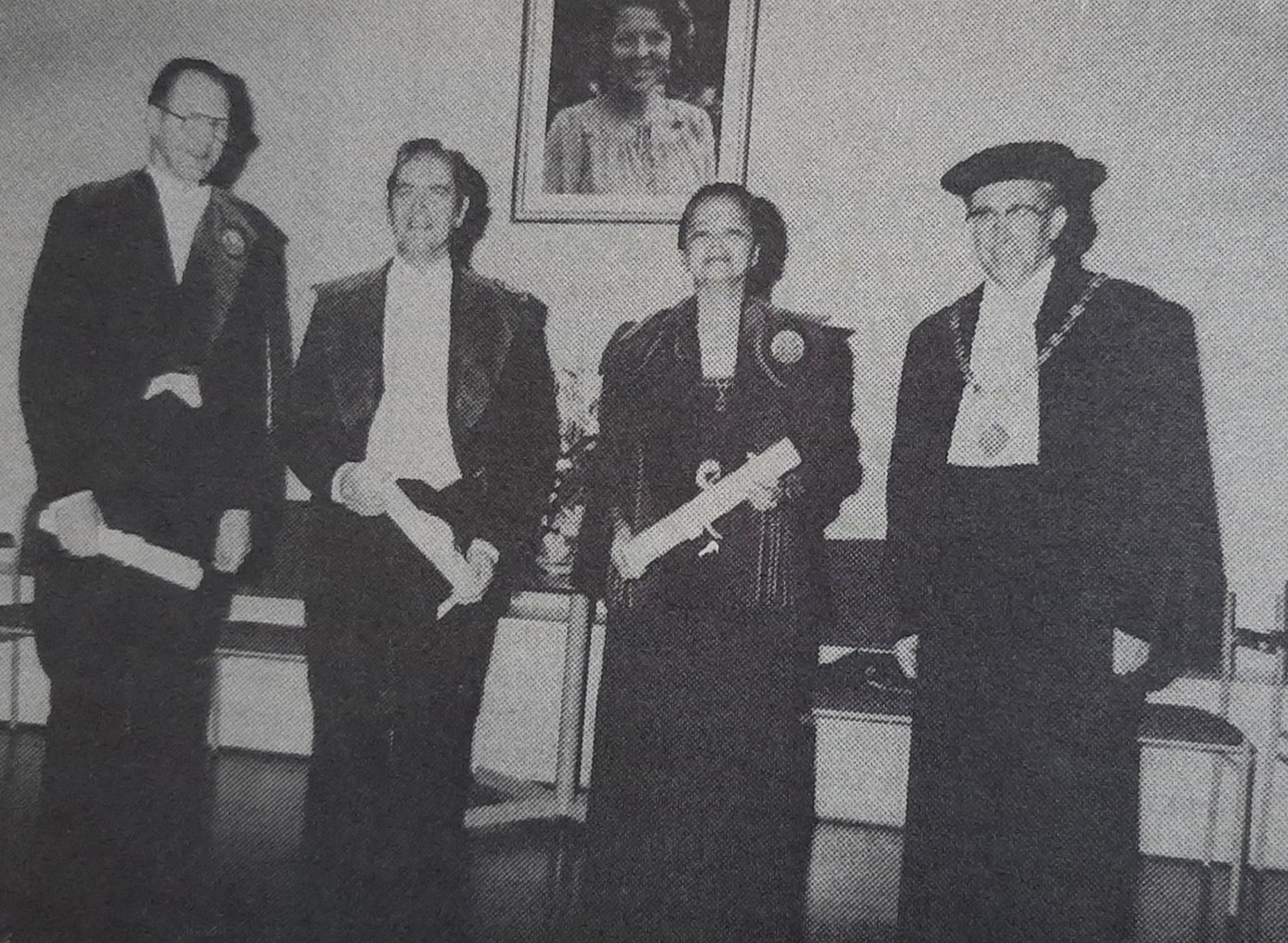 Prof. dr. Gelia T. Castillo nadat zij een eredoctoraat van de WU ontving op de Dies Natalis op 9 maart 1983, samen met Rector Prof. dr. C.C. Oosterlee en de twee andere eredoctoren H. de Bakker en J. Gremmen. Bron: Wagenings Hogeschoolblad 11 maart 1983, p. 4; fotograaf: Rein Heij