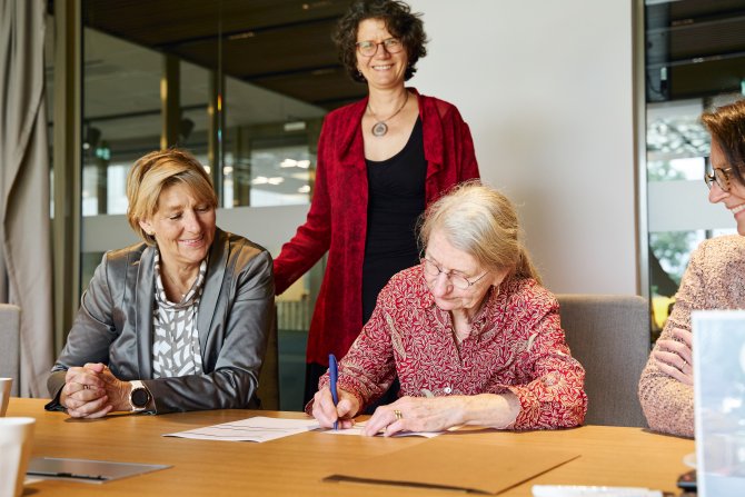 Françoise Oomen-Kalsbeek tekent hernieuwde contract