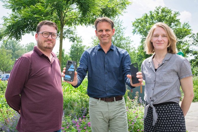 Ruud van Valkenburg (left), Victor Viveen (center), and Iris Faber-Grundel (right). Van Valkenburg is the team leader of IT Workplace Services and the initiator of the Fairphone project, Faber-Grundel is a software developer focusing on sustainability with a group of IT professionals within WUR. Viveen emphasizes that the theme of sustainable IT is important to the staff and that teams take the initiative for projects themselves. “It’s our teams that are doing this, and the drive also comes from WUR’s IT staff.”