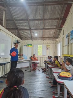 The schoolteacher explains the movement of air by playing with two balloons. All the experiments to learn about the unseen properties of air are based on simple and accessible material.