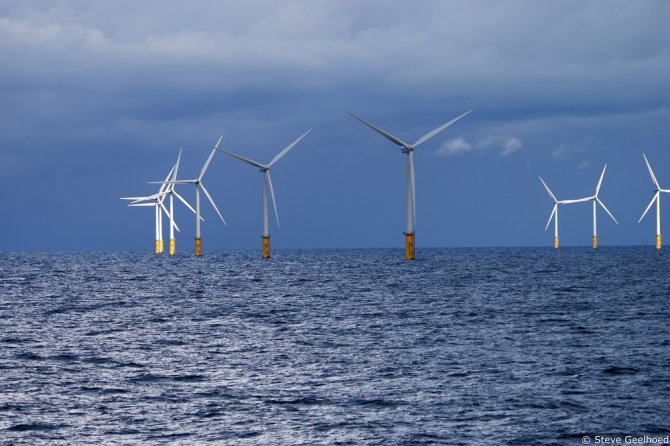 Oscar Bos en collega's onderzoeken of er nieuwe oesterriffen kunnen ontstaan op de harde structuren van windmolens in zee.