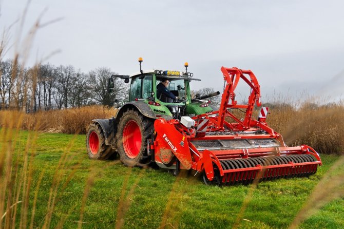 The white box at the top left of the machine behind the tractor makes the machine smart. It measures, among other things, how much pressure the machine exerts on the soil and adjusts it if necessary.