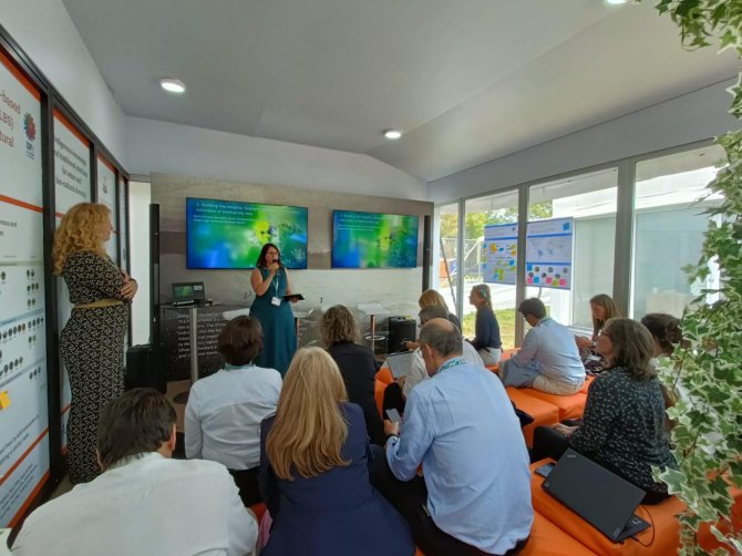 Onderzoeker Maria Naranjo-Barrantes geeft een presentatie over natuurgerelateerde risico's en kansen voor de financiële sector op COP16 in Columbia 