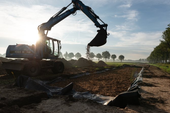 De aanleg van de houtsnipperreactor in het Brabantse Westerbeek (credits: Deltares)