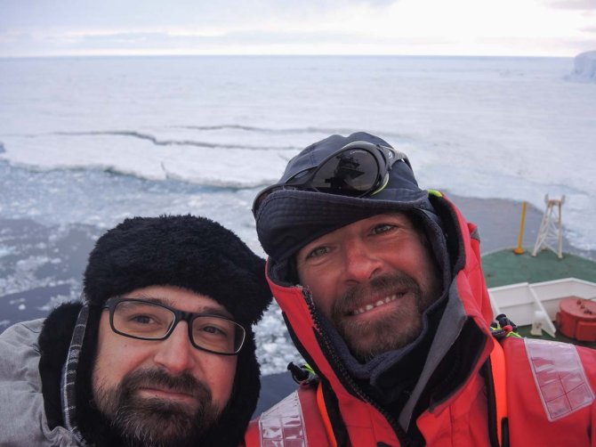 Bram came up with the fun idea that we should make “shelfies” that is selfies with the iceshelf in the background. In this picture Anton and Bram cheat a bit, as the ice in the back is part of a tabular iceberg, once part of the shelf, but no longer so!