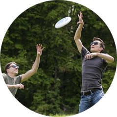 Young men playing with frisbee - Photo by FreePik