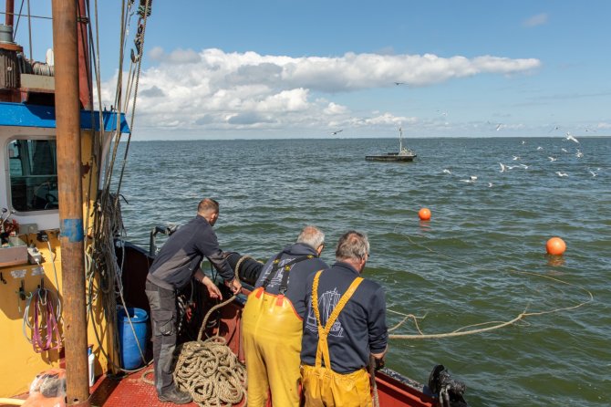 Aan boord van de kotter HK-61 met de bemanning (foto: Joep de Leeuw)