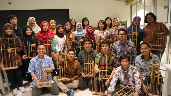 Isnawati lead the Indonesian Angklung Community at WUR. An angklung is a traditional musical instrument from Indonesia