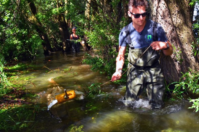 Twan Stoffers, together with his student, samples the larval fish community with a hoop net (Tom Buijse)