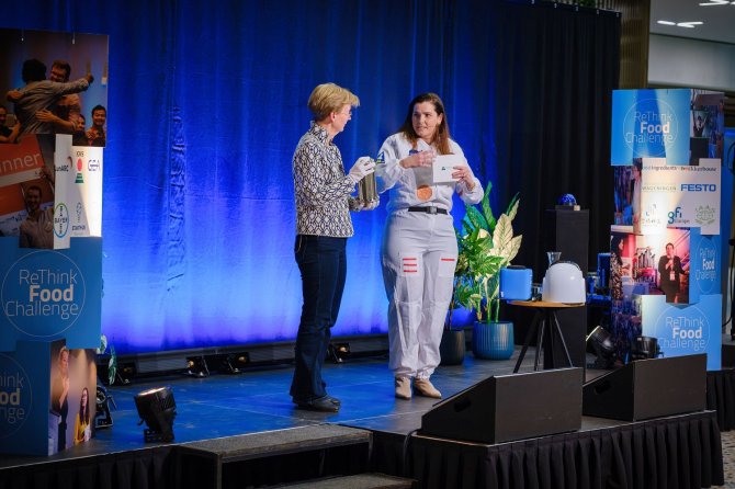 Rector Magnificus Carolien Kroeze presents the time capsule