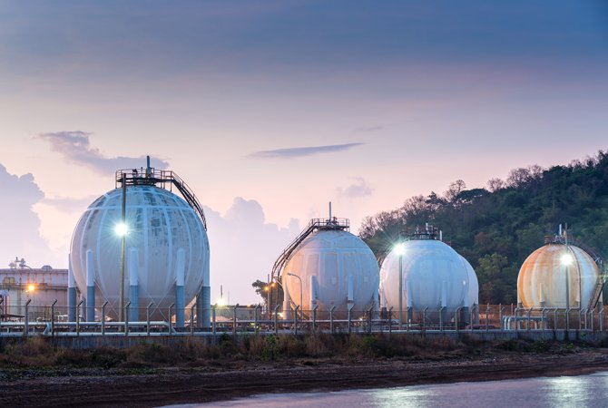 Deze opslagtanks bevatten aardgas; nu nog een voorname bron van energie en CO2 voor de glastuinbouw. Maar ook aardgas is een eindige grondstof en dus moet er over alternatieven worden nagedacht. Bron: tonton/Shutterstock.com