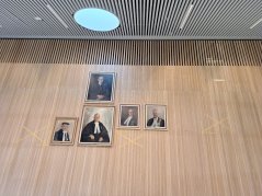 5 portrait paintings of rectors on the wall in a star shaped lay-out