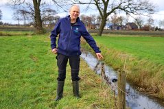 De watervoerende sloot richting de beek (de Keersop), die daarachter voor de drie eiken langs loopt. Het slootpeil is zo’n 30 cm beneden maai- veld en vergelijkbaar met het grondwaterpeil op het perceel.