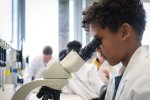 Leerlingen onderzoeken algen tijdens het Junior Science Lab.