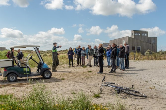 Joey geeft een groep bezoekers uitleg over ons onderzoek (foto: Joep de Leeuw)