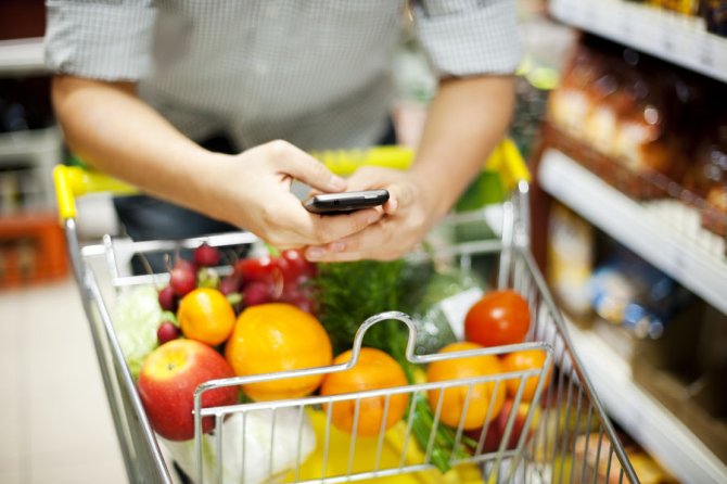 WUR heeft een app ontwikkelt die je tijdens het boodschappen wat jij – stel je bent diabeet met een glutenintolerantie – het beste in je mandje kunt leggen (Foto: Shutterstock)