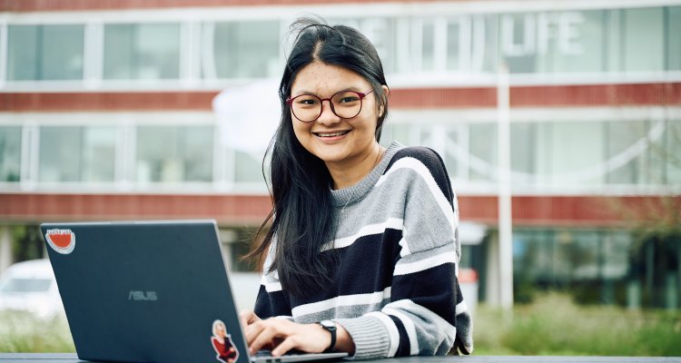 Student met laptop op de campus