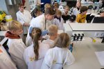 Leerlingen onderzoeken algen tijdens het Junior Science Lab.