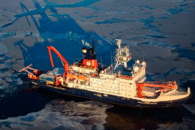 Magic view from the helicopter: The research vessel POLARSTERN during the Antarctic sunset (photo: Susanne Kühn)