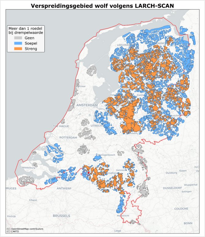 Potentieel verspreidingsgebied van de wolf in Nederland. Blauw en oranje zijn de gebieden die bij respectievelijk de lage en de hoge drempelwaarde minstens één roedel groot zijn. In het grijs zijn de gebieden aangegeven die kleiner zijn dan één roedel. Deze gebieden zijn alleen aangewezen bij de lage drempelwaarde.