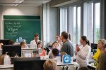 Leerlingen onderzoeken algen tijdens het Junior Science Lab.