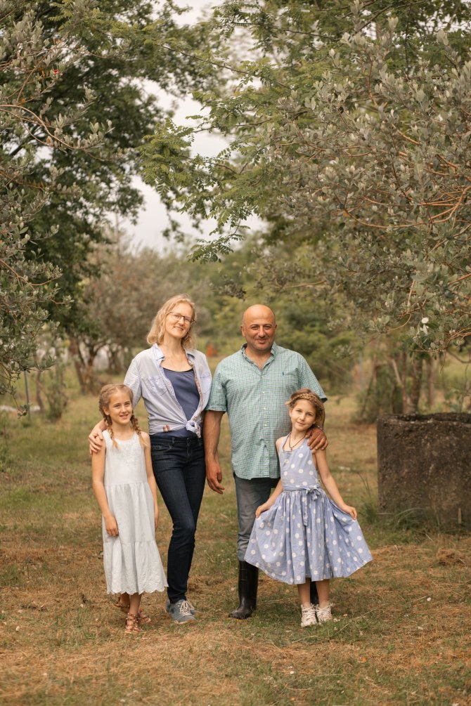 The familiy on the farm