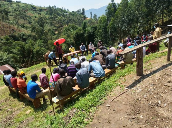 Françoise Umarishavu conducts a training for farmers