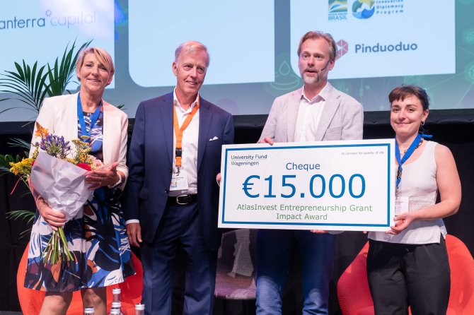 Alessia from Urban Funghi (on the right) with Sebastiaan Berendse (director CVC), Marcel van Poecke (instigator of the award) and Lies Boelrijk (director University Fund Wageningen)