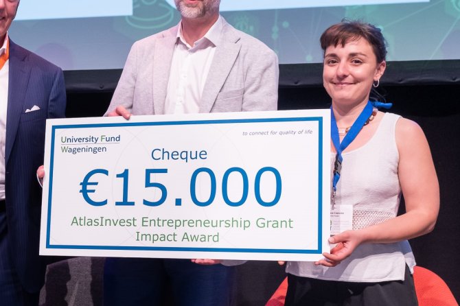 Alessia Capurso met haar cheque van 15000 euro's