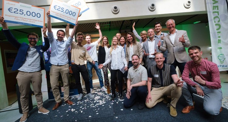 groep mensen viert feest voor de awards