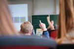 Leerlingen onderzoeken algen tijdens het Junior Science Lab.