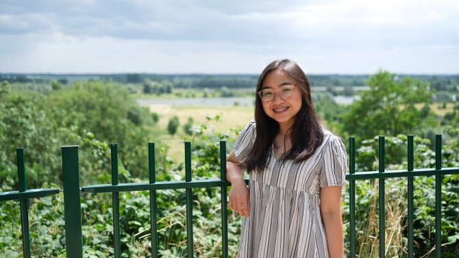 Maria staat in het Arboretum Belmonte