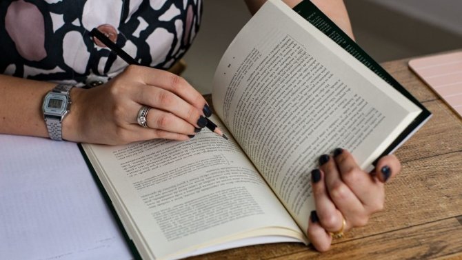 Een vrouw schrijft in haar schrift