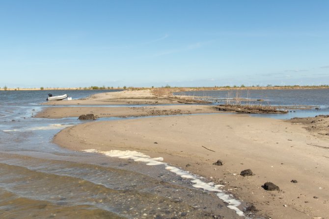 Natuureiland C, aan de noordkant van dit compartiment is de zanddijk doorgebroken als gevolg van de hoge waterstanden in combinatie met stormen in de winter van 2023/2024 (foto: Joep de Leeuw). 