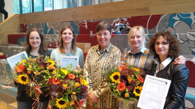 De winnaars van de Storm-van der Chijs Stipendia met juryvoorzitter 2015. Van links naar rechts:  Hannah van Zanten, Ingrid van de Leemput, juryvoorzitter Anke Niehof and twee collega’s van Maryna Strokal (vanwege bezoek aan een conferentie in de VS) (Foto: Marion Kemperman).