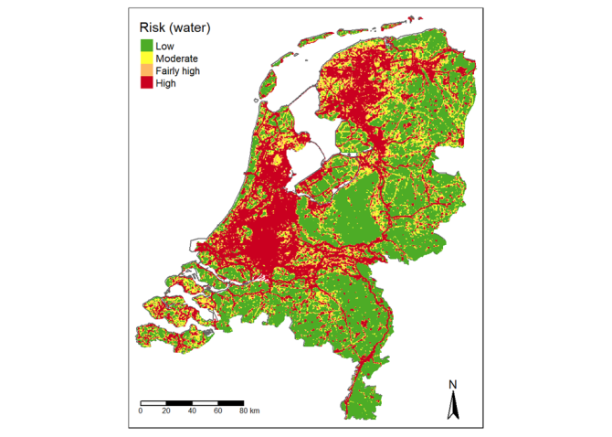 Figure 1. The degree of HPAI infection risk on poultry farms in relation to the amount of water surface in a 500-metre radius of a poultry farm (risk low (low): water surface < 3.2 ha; risk moderate (moderate): water surface 3.2 - 4.46 ha; risk elevated (fairly high): water surface 4.46 - 5.42 ha; risk high (high): water surface ≥ 5.42 ha).