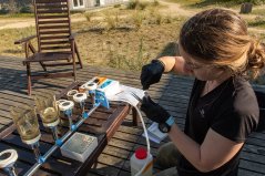 De opstelling om het DNA uit het water te filteren (Foto: Joep de Leeuw)