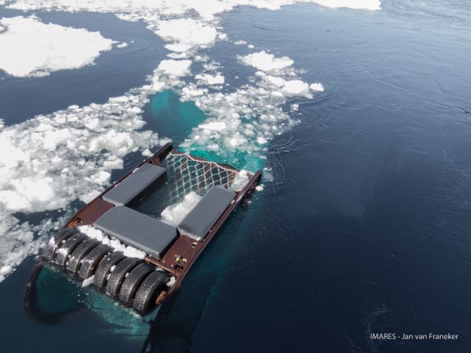 The SUIT net hauled to the stern of the ship after one of the first runs under sea-ice this expedition. We encountered no problems that our net-operator Michiel could not fix.Already quite some krill and other surface animals have been collected, to be sorted and analysed by Fokje.