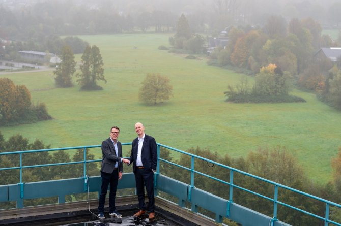 Bart van As, director-director of Idealis, (left) and Rens Buchwaldt, member of the Executive Board of Wageningen University & Research with a view of the to be developed area in Campus East. Photographer: Soooph Photography