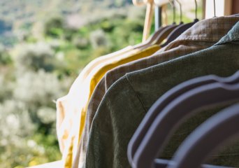 Linnen kleding op hangers