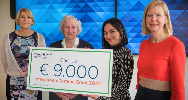 Winnares 2022 Adita de Haan met Marina van Damme, juryvoorzitter Margrethe Jonkman en directeur universiteitsfonds Lies Boelrijk.