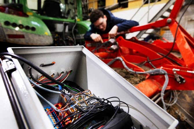 Bram Veldhuisen sleutelt aan smart implement.