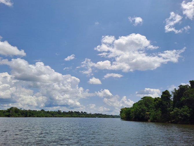 Wolken worden gevormd en beïnvloed door het regenwoud en de aanwezigheid van de Uatumã-rivier.