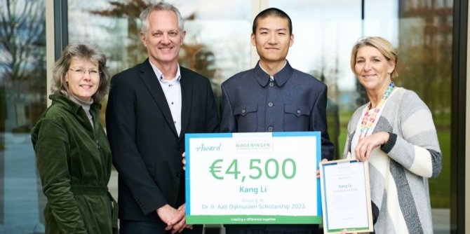 Kang Li staat met Aalt Dijkhuizen, Lies Boelrijk en Anne Zaal, en zijn prijs van 4500 euro.